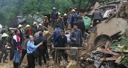 安坪村发生一起滑坡事故 干群徒手救援被埋群众