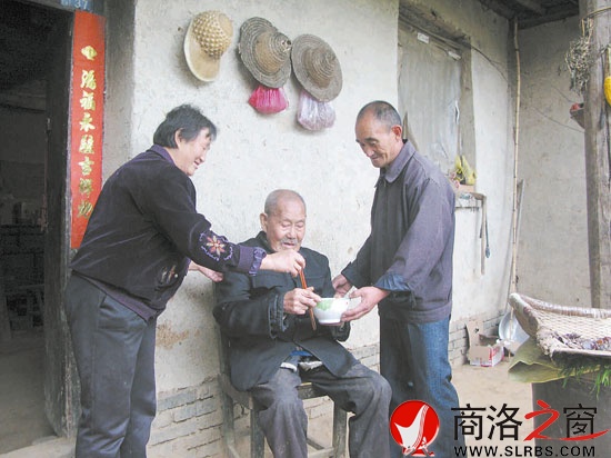 老年的王好学在儿子、儿媳妇的照料下，尽管生活不宽裕，但他很满足。