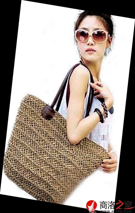 这个草编女士挎包时尚环保，物美价廉，背上它并不比名牌逊色。
