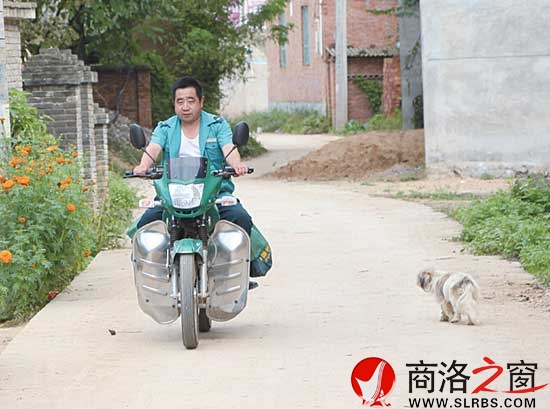 李军强每天穿行在乡间道路上，成为群众的爱心使者。