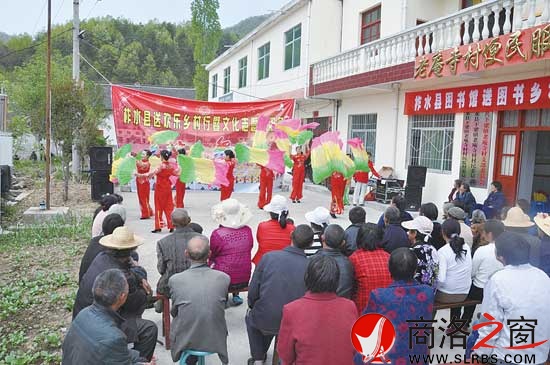 文化志愿者在乡村演出