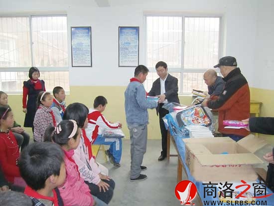 李亚锋向山区孩子捐赠学习用品