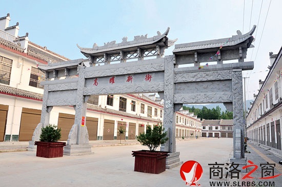 气势宏伟的标志性建筑——街口牌楼