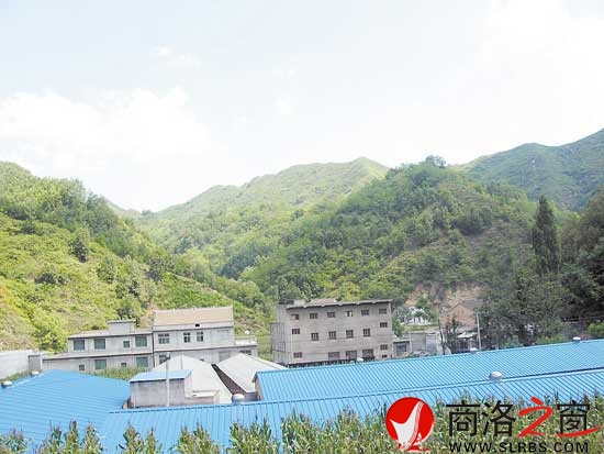 青山环抱的秦兴养殖场