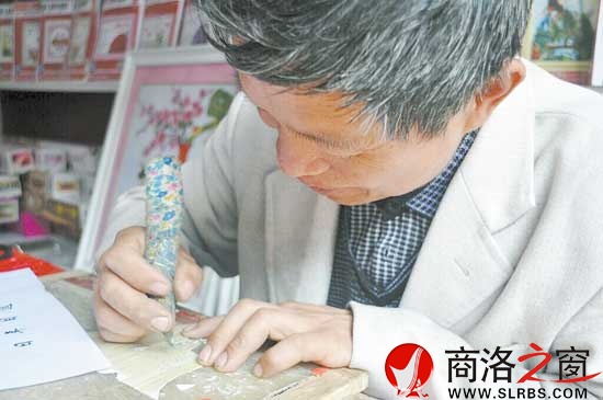 用麦秆作画的农民