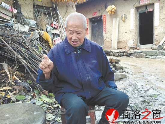 刘发元老人正在讲述过去的故事