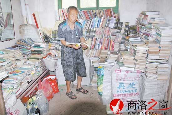 王锋在画室精心制作麦秆画