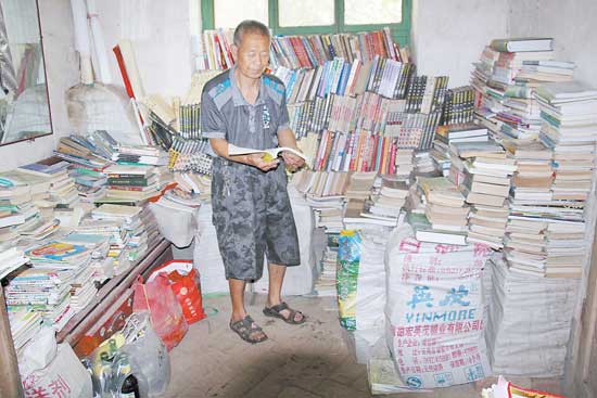 商州一农民藏书10万册 成了周围乡亲的图书馆