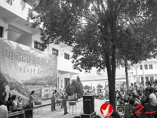 柞水县平安建设集中宣传暨送戏送法百村行巡回演出一角