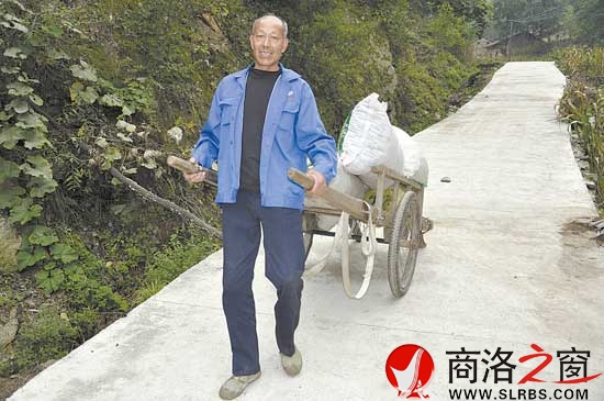 秦岭铺村四组的出山水泥路修通了,村民走在上面特开心。
