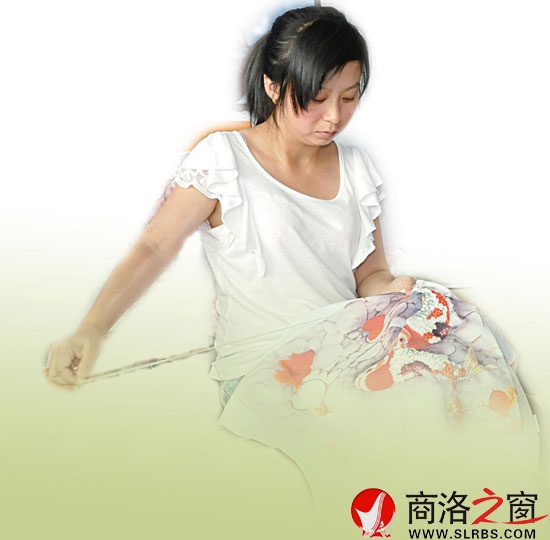 自强的杜婷正在做丝带绣