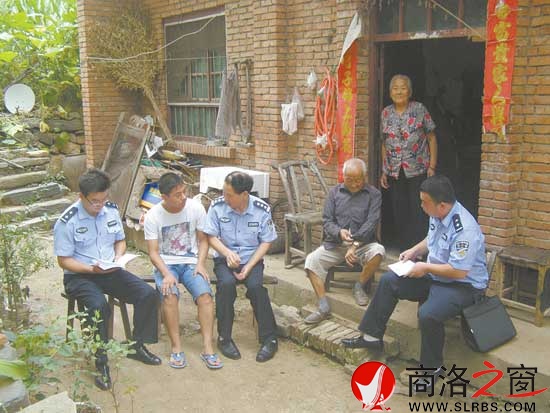 史书民带领民警下乡了解社情民意，开展矛盾纠纷排查。