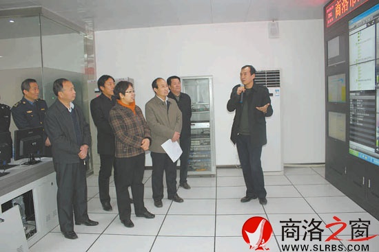 市长陈俊、副市长高健在信息中心检查GPS动态监控运行情况