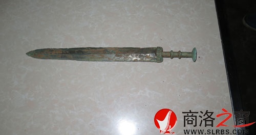 丹凤小伙拾到青铜古楚剑