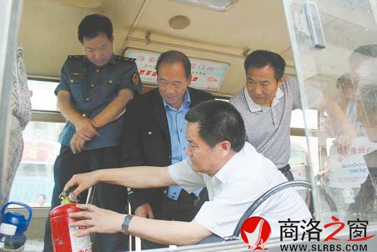 市交通运输局局长周三启检查客运车辆灭火器