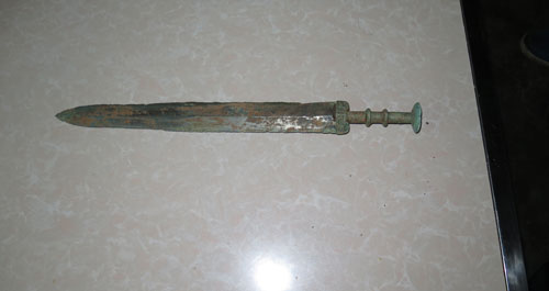 丹凤小伙拾到青铜古楚剑