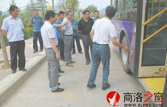 市交通运输局副局长黄恒林带领市运管处检查公交车辆安全