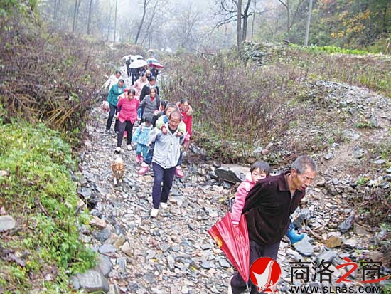 凹凸不平的小河沟是天桥3个组群众接送孩子上学的必经之路