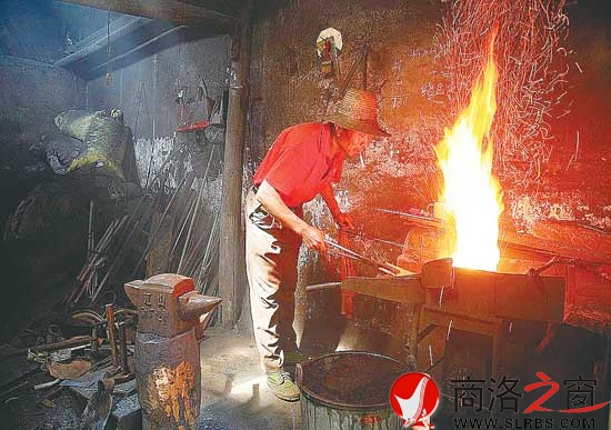 辛苦忙碌的古镇打铁人