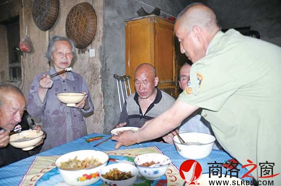 高华崇侍奉敬老院老人吃饭