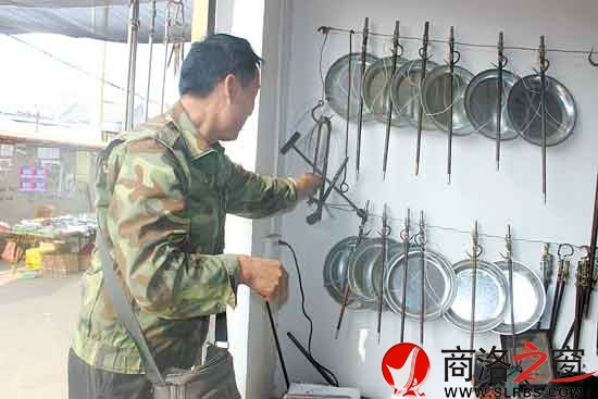 买秤人对做秤的工具很是好奇