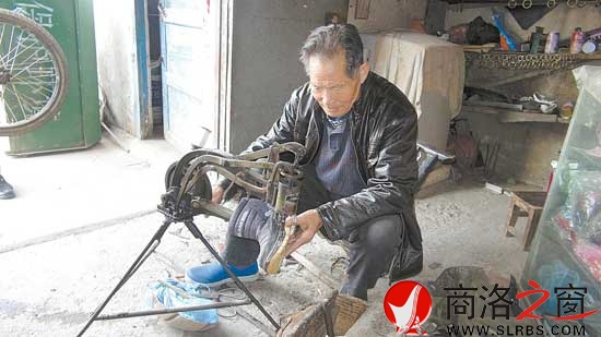 胡富才在商郧路边补鞋已经27年了