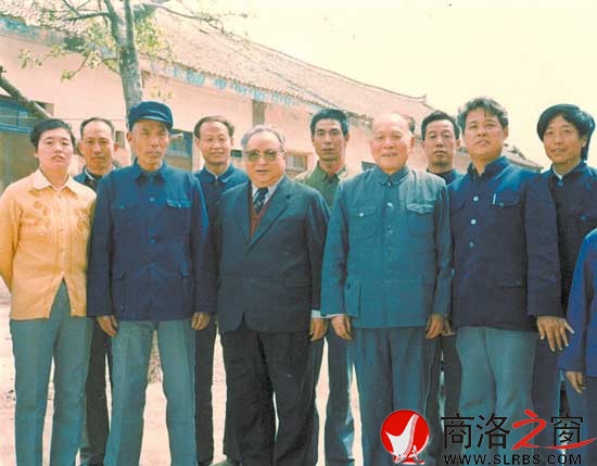 1988年,刘逢生与汪锋(左五)、陈先瑞(左七)在丹凤县城合影。