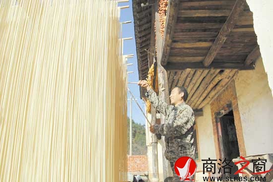 陶付明正在晾晒刚吊出的手工挂面