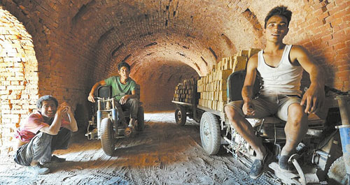 在砖厂打工的人