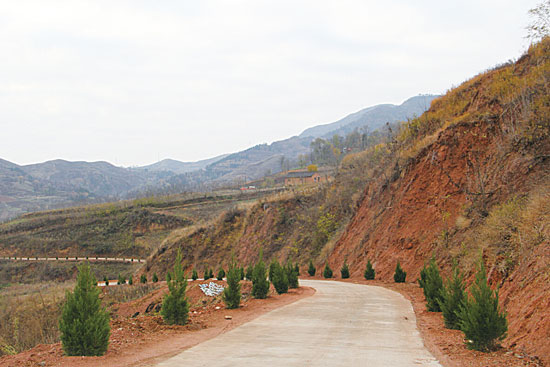 商州全面展开冬季农村公路普修