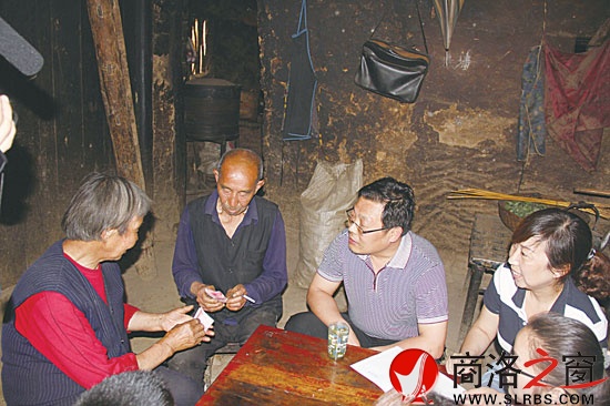 发改局结对干部经常到孙家坪的“亲戚”家里帮助解决困难