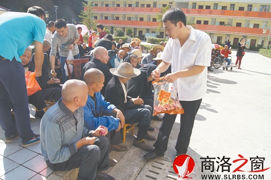 大学生村官志愿者协会经常利用工作之余做爱心公益活动