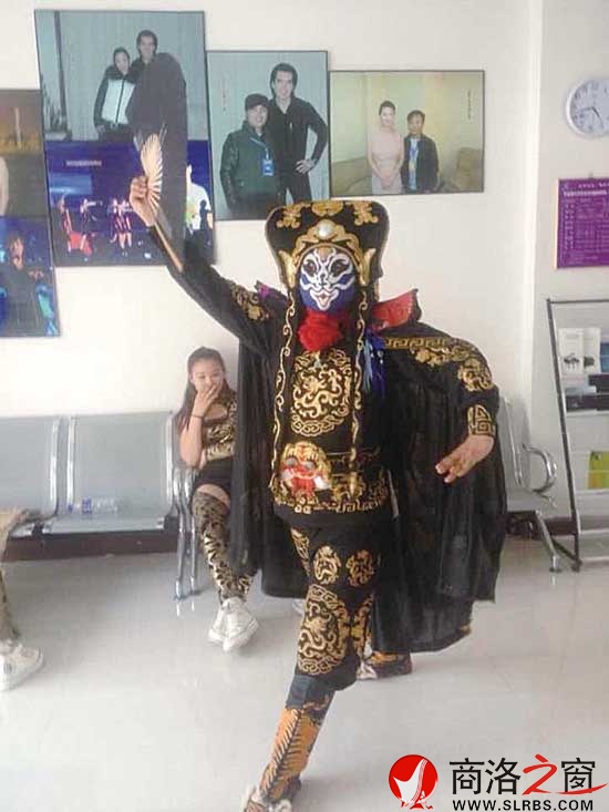 王永进行“变脸”表演