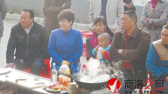 市委常委、宣传部部长刘淑慧和村民一起接受农家乐餐饮培训。