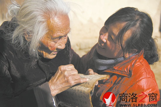 老人不戴眼镜，还能给孙女读家藏古书《训语良言》，老人遭受很多坎坷时，都靠这本书的精神力量走出痛苦。