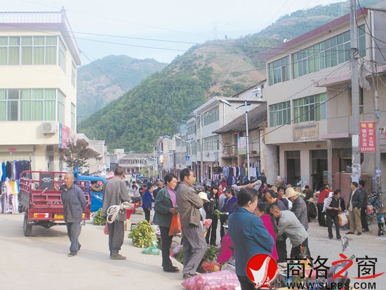 人头攒动的市场