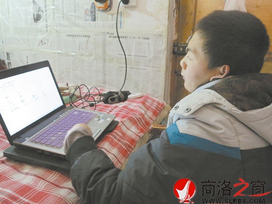 帅霖在电脑上学习