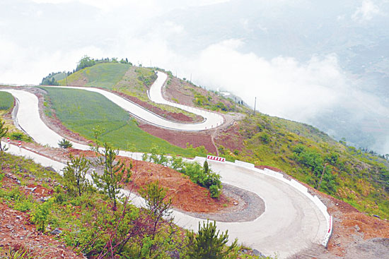 深山公路处处畅