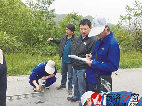 贾毅在施工现场