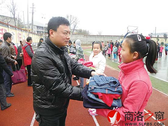 贾毅在市特殊教育学校献爱心