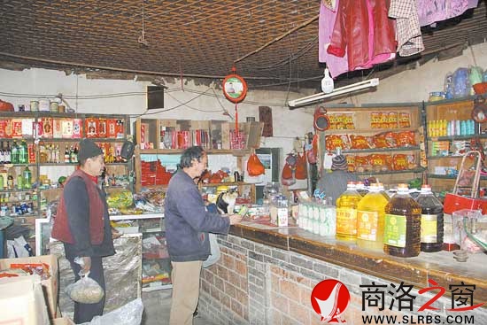 原供销社是这里的最大商店，有好些年月的柜台显示着它的历史。