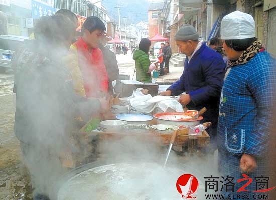 在热气腾腾的锅边，买羊肉套的食客排起了队。