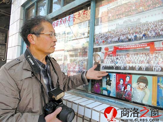 老照相馆的橱窗里,留有岁月的缩影。