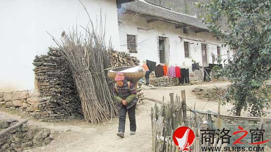 由于交通不便，留守老人至今依然过着肩挑背扛的生活。