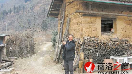 没猪杀的日子，村民黄余银吃过早饭，一个人上山砍柴。