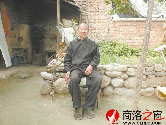 牛兴高在自家门口留影