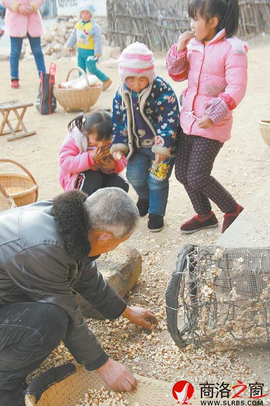 一声爆响，带着米香味的空气弥漫着山村小院，也承载着百姓的快乐。