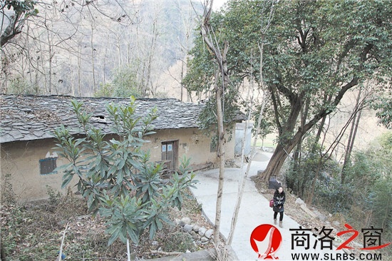 废弃的石板房让我们感受到这里曾经的破败