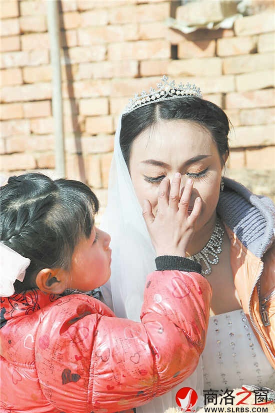 女儿为妈妈拭去泪水