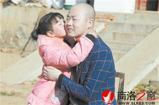 用相机为孩子留下与父亲亲昵的瞬间